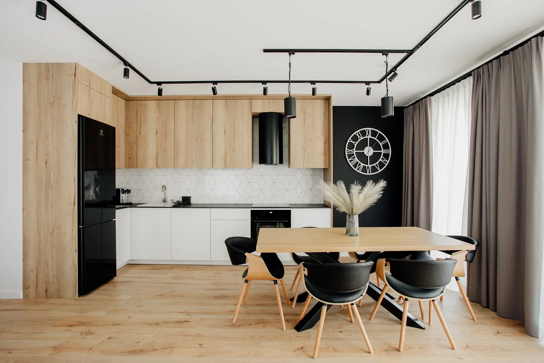 Kuchnia biała z drewnem